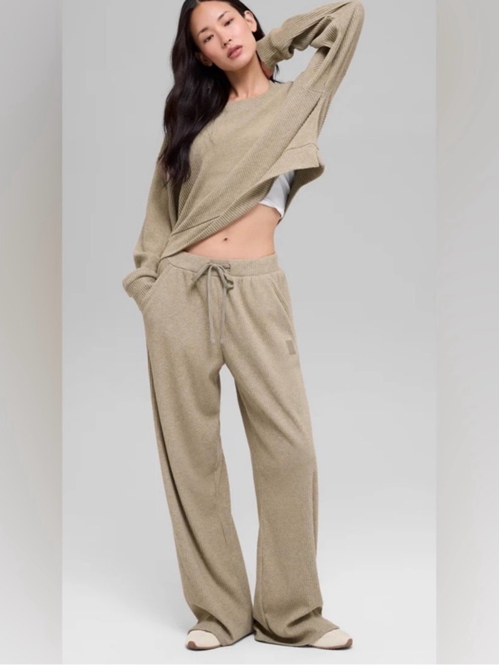ALO Yoga Women's Wide-Leg Drawstring Lounge Pants in Gravel